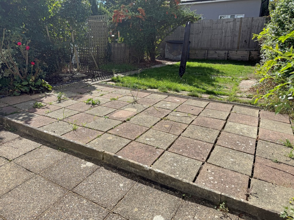 Lot: 165 - LOWER GROUND FLOOR FLAT FOR REFURBISHMENT - Garden to rear